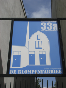 905118 Afbeelding van het naambord boven de ingang van het creatief bedrijvencomplex DE KLOMPENFABRIEK (Weerdsingel ...